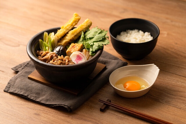 12/11〜｜甘辛い割下が染みる！『資さんうどん』に「牛すき鍋うどん」が復活。肉2倍も