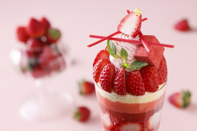 【1日10食限定】層ごとに広がる華やかな味わい！旬のあまおうが贅沢なパフェに『グランドニッコー東京台場』