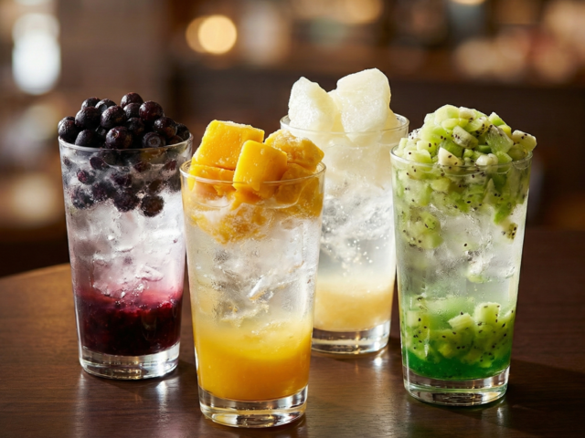 新宿｜ゴロゴロ果実たっぷり！飲むフルーツポンチのようなサワー＆ソーダが新登場『ネオヨコチョウ』