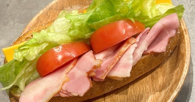 札幌│香る全粒粉パンに溢れる具材！ボリューム満点BLTサンドが新登場『コーヒーマフィア』