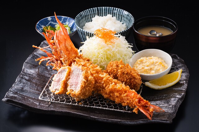 12/24〜｜全長約27cm！巨大な「皇帝の海老」フライが登場。『とんかつ神楽坂さくら』