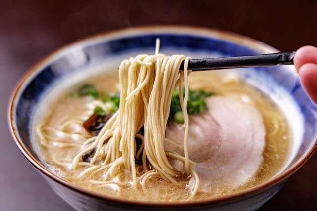 【浜松町】500人の頂点に立ったラーメン王者が作る「博多豚骨」が必食！『次を食堂』オープン