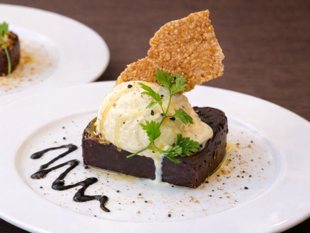 1/26〜｜白黒選べる「ごま」が主役！ごま油で仕上げるバスクチーズケーキ『coffee mafia 新宿』