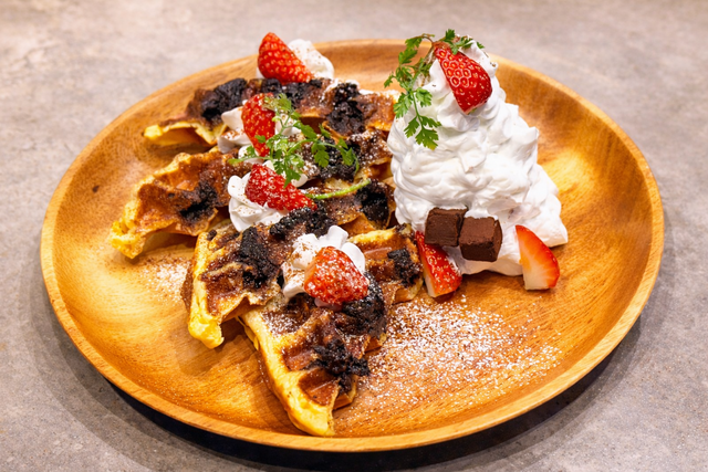 札幌大通｜新作は苺×Wチョコ！焼き＆生の2つの食感を楽しむ贅沢ワッフル『coffee mafia』