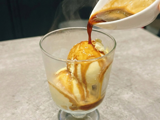 注いだ瞬間に広がる香り！熱々コーヒー×濃厚バニラの「アフォガート」が登場『coffee mafia』