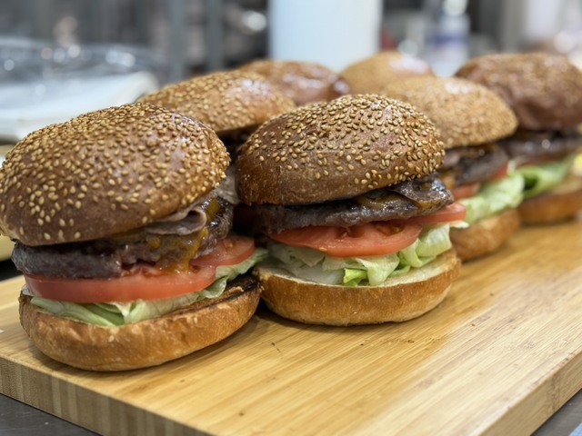 3/11〜｜震災の絆が生んだ絶品バーガーに注目！宮城の名店と築地『近江屋牛肉店』がコラボ