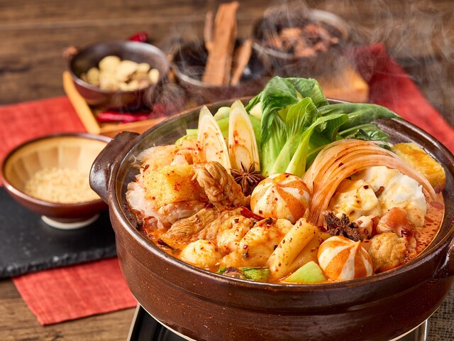 4/1〜｜『赤から』に麻辣鍋が登場！牛ホルモンや蟹だんごの具材たっぷり。痺れる旨辛がクセになる！