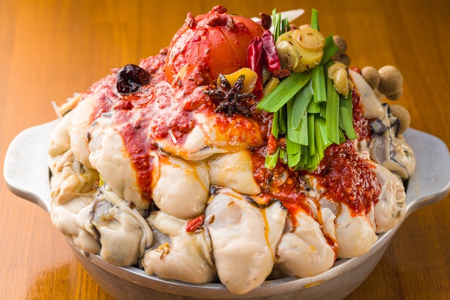 【4月限定】プリプリ大粒牡蠣が主役の「麻辣湯鍋」が登場！新橋『かき家こだはる』