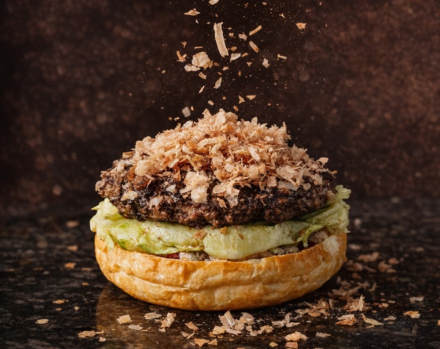 4/15〜｜和牛と鰹節の香りが重なる！「シン・日本橋バーガー」が登場『Wagyu Burger』