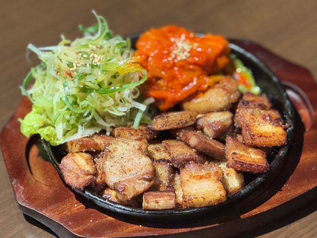 汐留｜価格そのまま肉1.5倍！毎月29日は「サムギョプサル定食」がお得『とんとんポチャ＋』