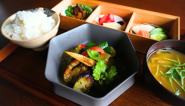 浅草｜和出汁×発酵！心身を整える「薬膳グリーンカレー」を発売『江戸の茶屋 八重乃香』