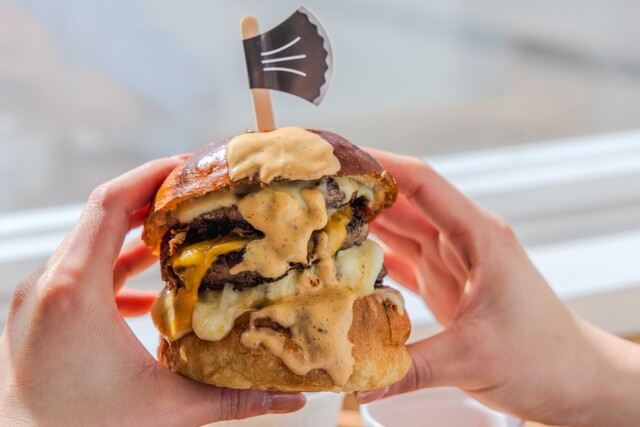 箱根｜足柄牛500gの衝撃！5段パティ×5種チーズの記念バーガー販売『Cafe Dining ルデラ』