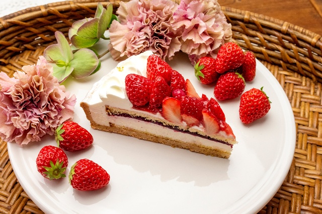 5/1〜｜母の日に贈りたい！カーネーションを表現した苺とベリーのティラミスが登場『キルフェボン』