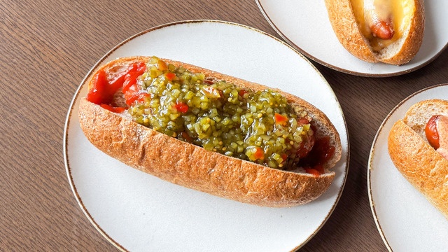 新宿｜もはやウインナーが見えない!?刻みピクルス山盛りホットドッグが誕生『coffee mafia』