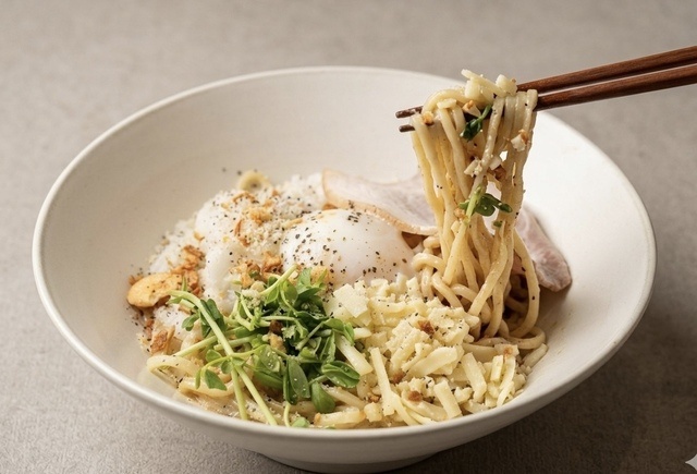 汐留｜豚骨×生クリームの濃厚ダレ！絶品カルボやジェノベーゼの「まぜそば」登場『伊太そば』