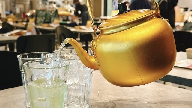 札幌【実質半額】5杯の値段で10杯飲める「やかんお茶割り」登場『coffee mafia』