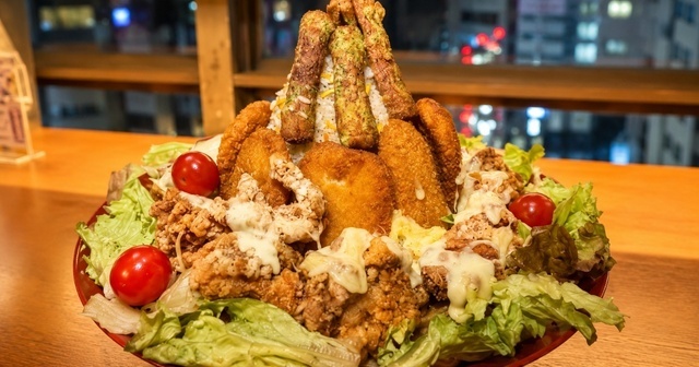 新宿│総重量約5kg！もつ煮や唐揚げを盛った居酒屋飯大食いタワーが新登場『もッち・シンジュク』