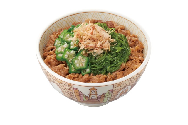 5/19〜｜ねばとろ食材でスタミナ満点！旨だし醤油香る「めかぶオクラ牛丼」が『すき家』に登場