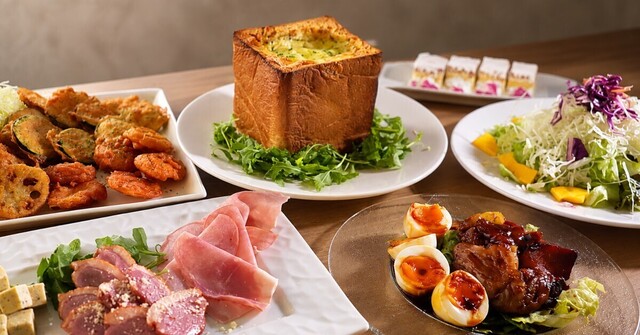 汐留│食パン1斤を丸ごと器に！カルボナーラパングラタンが主役の忘年会コースが『伊太そば』に登場