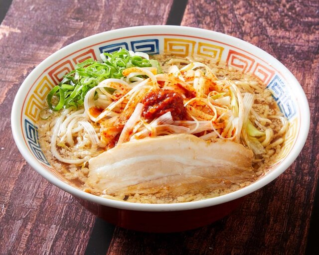 期間限定｜背脂×ニンニク×辛ねぎの醤油ラーメンが『TOKYO豚骨BASE 』に登場。味玉無料券も配布中