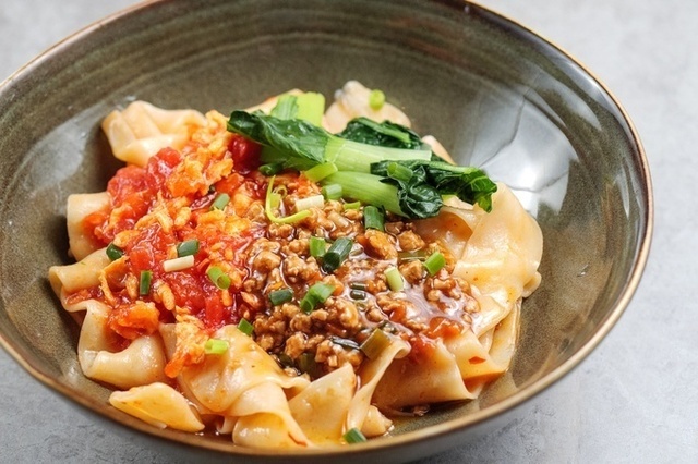三越前直結！職人が打つモチモチ幅広麺と絶品点心を味わう『手打ち ビャンビャン麺荘 古都』