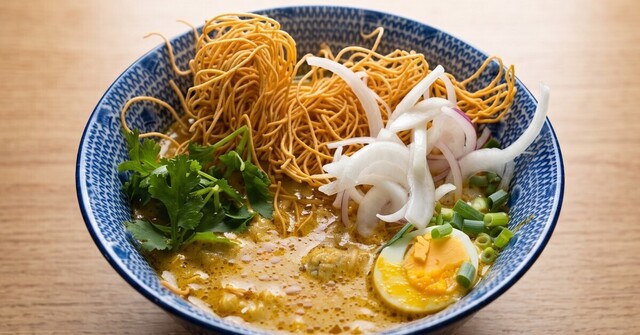 大分駅すぐ｜まるで満月！黄金カレーラーメン「カオソーイ」が登場。『マイペンライ』で月見フェア開催中