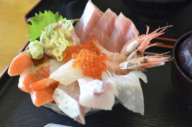 《デカ盛選手権》海の幸の宝石箱‼︎全国から集めた一度は見たいデカ盛り海鮮丼まとめ