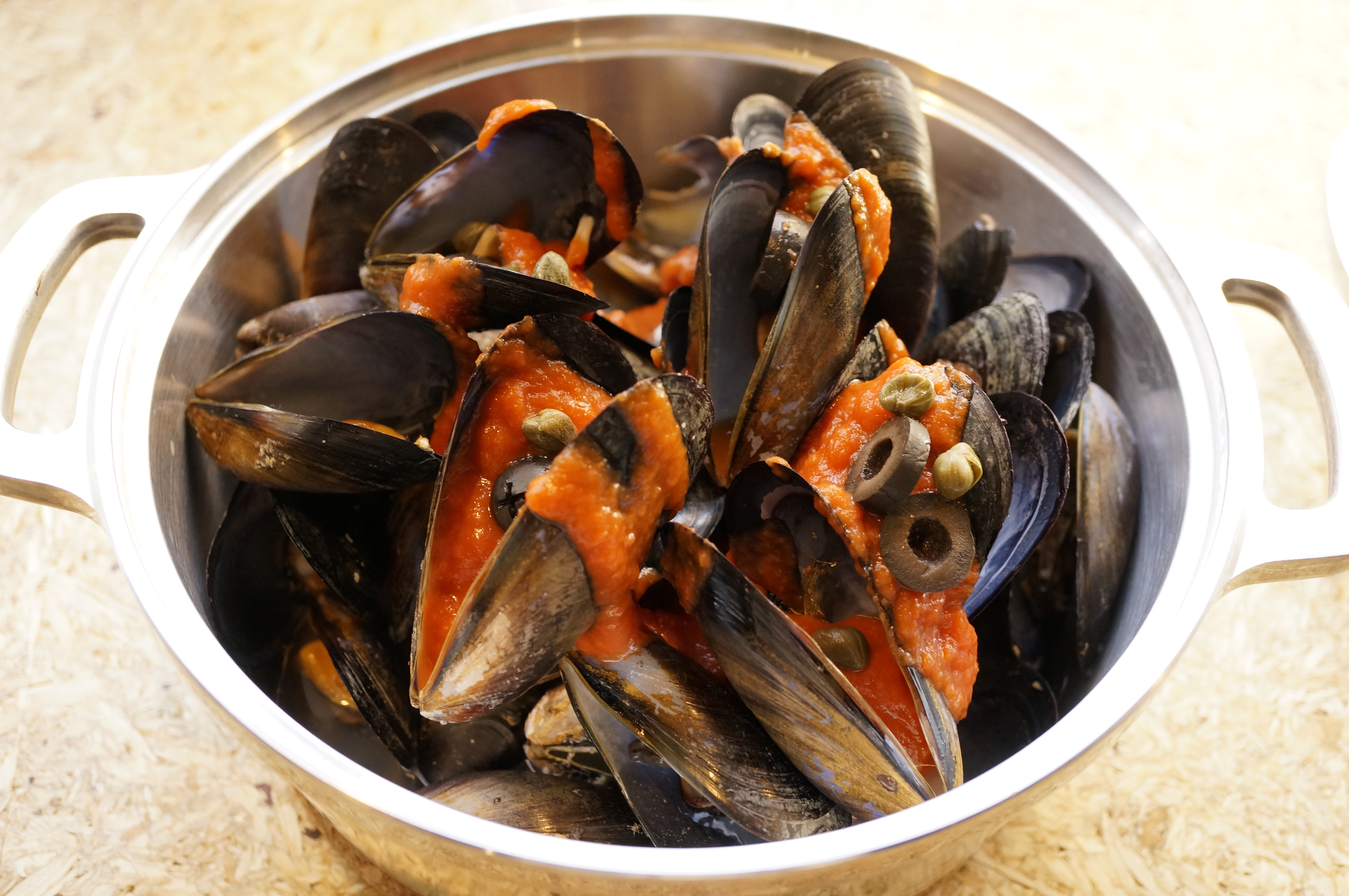 西新宿】1kgのムール貝を1,000円台から食べられる！西新宿の話題店『C