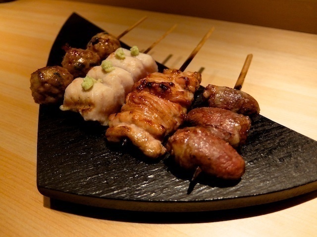 【話題店】純米酒900本以上を自家熟成する注目店「焼鳥 山もと」。三鷹北口にオープンした地元常連客が集う新進気鋭の焼鳥店