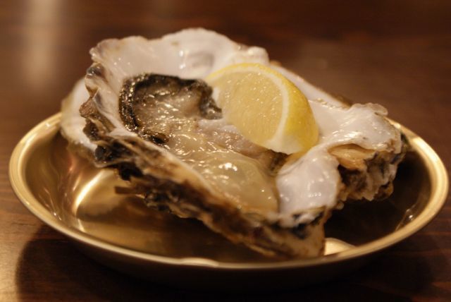 【話題店チェック】三陸の漁師の顔が見える牡蠣や帆立を提供して話題を呼んでいる「かき小屋 飛梅」。神田西口店に続く、都内2号店目として2015年11月19日にオープンした「かき小屋 飛梅 新橋店」に注目