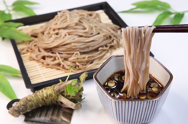 【難波】外国人に愛される老舗から、裏路地にある名店、深夜営業も！駅周辺で楽しめるおそば屋さん4選