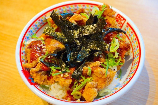 ラーメン屋が作る本気のから揚げが凄い！『どうとんぼり神座（かむくら）』でから揚げ丼を食べてきた！