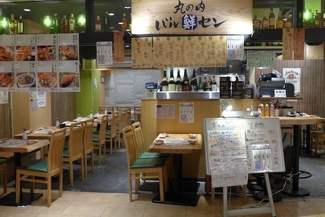 【話題店チェック】丸の内国際ビルの地下に鮮魚バル「卸直営物産酒場 丸の内バルセン-鮮-」が2014年12月1日オープン。新しい時代の飲食業界をリードするスプラウトグループの新業態が人気だ