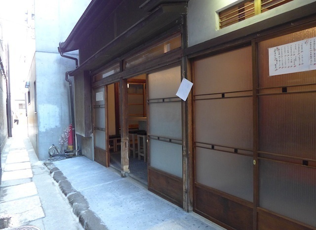 【ニューオープン】神楽坂の隠れ路地の景色にさらりと馴染む酒場、日本酒と魚料理「酒ト壽」が2月13日オープン。独創的な店舗展開で業界注目の夢屋、小林研氏の新業態