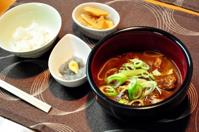 新橋駅周辺でうどんを食べるならここ！巨大舞茸天ぷらにアボカドも!?うどん屋5選