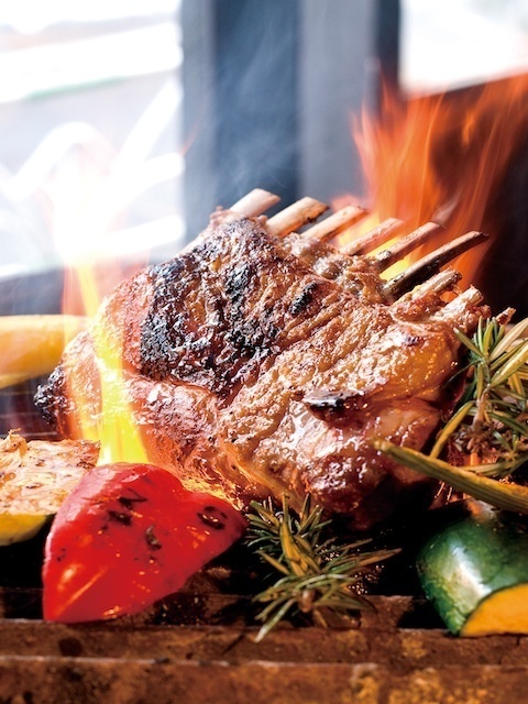 ダルマプロダクション古賀慎一氏が商業施設に大箱出店。薪焼き肉を看板に、バールとレストランのツーフロアからなるイタリアンレストラン「Trattoria Cicci Fantastico（トラットリア チッチ ファンタスティッコ）」をGEMS大門1階・2階に3月7日オープン