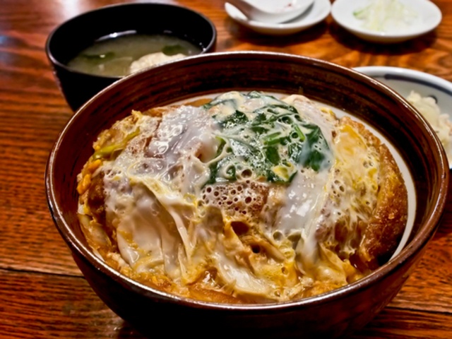 肉厚のカツにとろっとろの卵!上野駅でカツ丼が食べられるお店4選