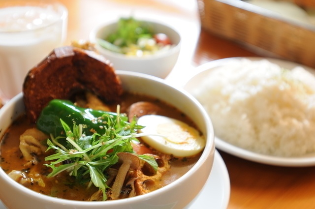 【銀座】たっぷり野菜にシーフードで食べごたえ抜群！スープカレーを堪能できるお店4選