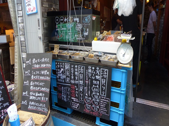 神田の路地に忽然と現れた魚屋の正体はフランス的漁師料理のフレンチ角打ち「貝呑（かいのみ）」。酒場の真髄を形にして造り続ける夢屋が、4月15日にオープンさせた新店だ