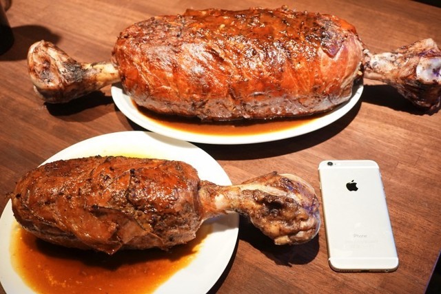 総重量2kgの特大マンガ肉「馬鹿肉」を完食せよ！西新宿の『バッカ グリル＆ワインバー』で特大まんが肉を完食するとこんな特典が！