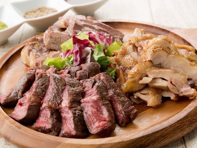 牛、豚、鳥が勢ぞろい！1,000グラムの肉盛りでミートチャージだ
