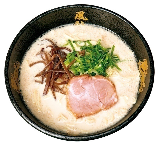 替え玉2玉無料！12時間煮込んだ濃厚な豚骨スープのラーメンを味わい