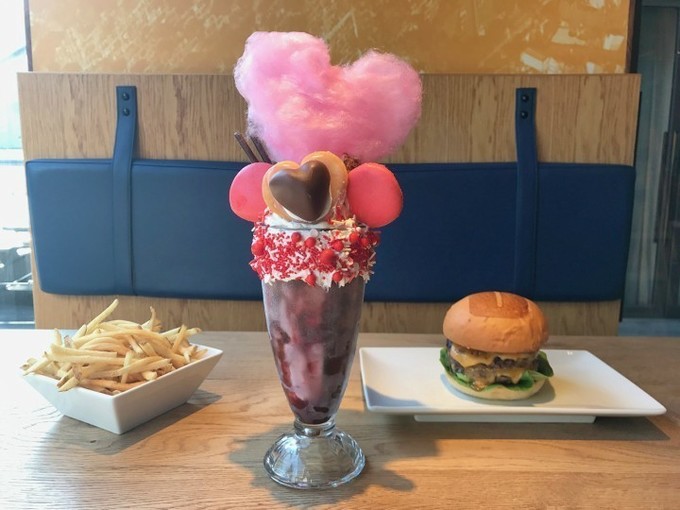 UMAMI BURGER』にバレンタイン限定シェイク！10cmハート型綿あめが