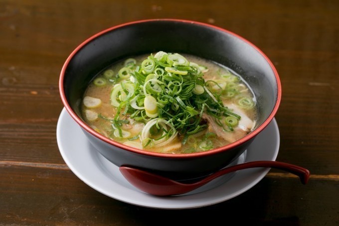 濃厚スープとパツパツ細麺がマッチ！厳選された国産豚骨にこだわる