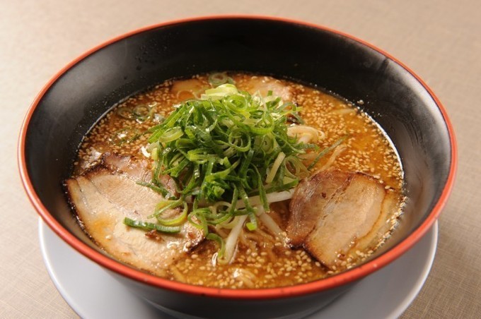 濃厚スープとパツパツ細麺がマッチ！厳選された国産豚骨にこだわる
