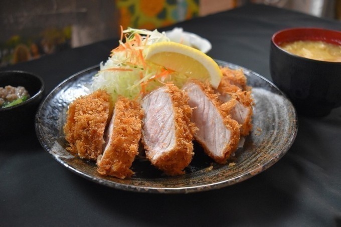 池袋】200gの極厚ロースカツ定食が1,000円で！コスパ最強のとんかつ店