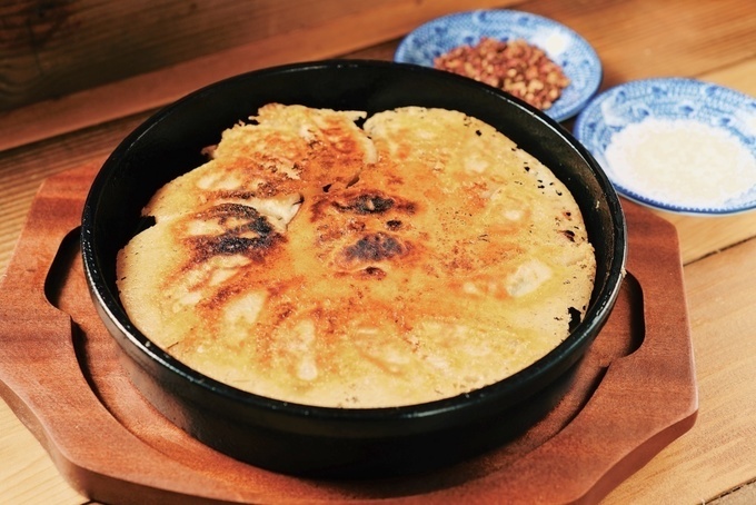 餃子　焼き肉　大量調理に最適　大きな鉄板　900ミリ×550ミリ　3辺フチ　持ち手付き Amazon｜ナイスクッキング 鉄製餃子鍋(ナイロンターナー付) N-34｜餃子