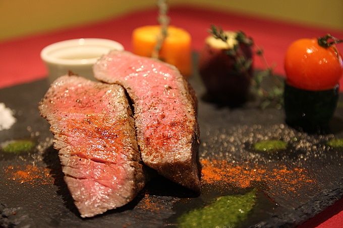 大阪でおおいた和牛の食べられるお店『大衆ビストロ匠』のおおいた和牛赤身の肉汁爆発焼き