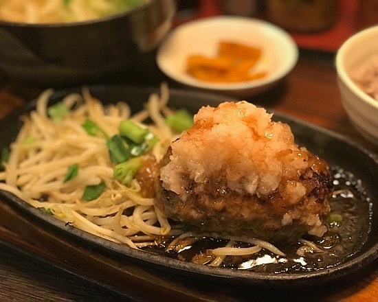 大宮】うどん店なのにハンバーグが名物!?カスタマイズできる多彩な