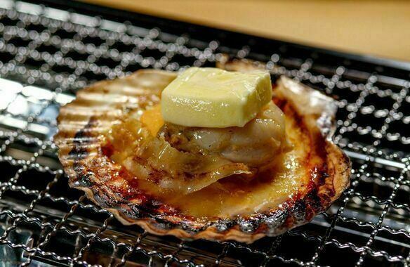 大分県大分市・大分駅の近くにある海鮮居酒屋『俺の牡蠣』のハッピーアワーで楽しめる「特大ホタテのバター焼き」の画像